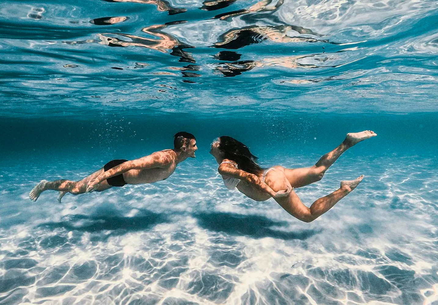 therapie de couple, un homme et une femme sous l'eau se rapprochent